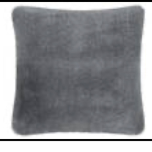 URBAN BARN Faux fur pillow cover - Picture 2 of 4